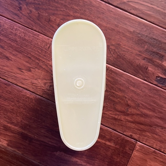 Vintage Yellow Tupperware 2-Quart Pitcher - Picture 4 of 7